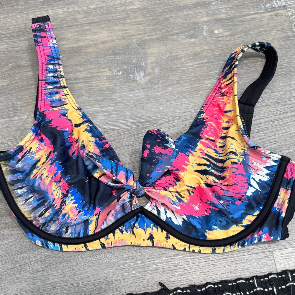 VENUS Multicolor Bikini Top